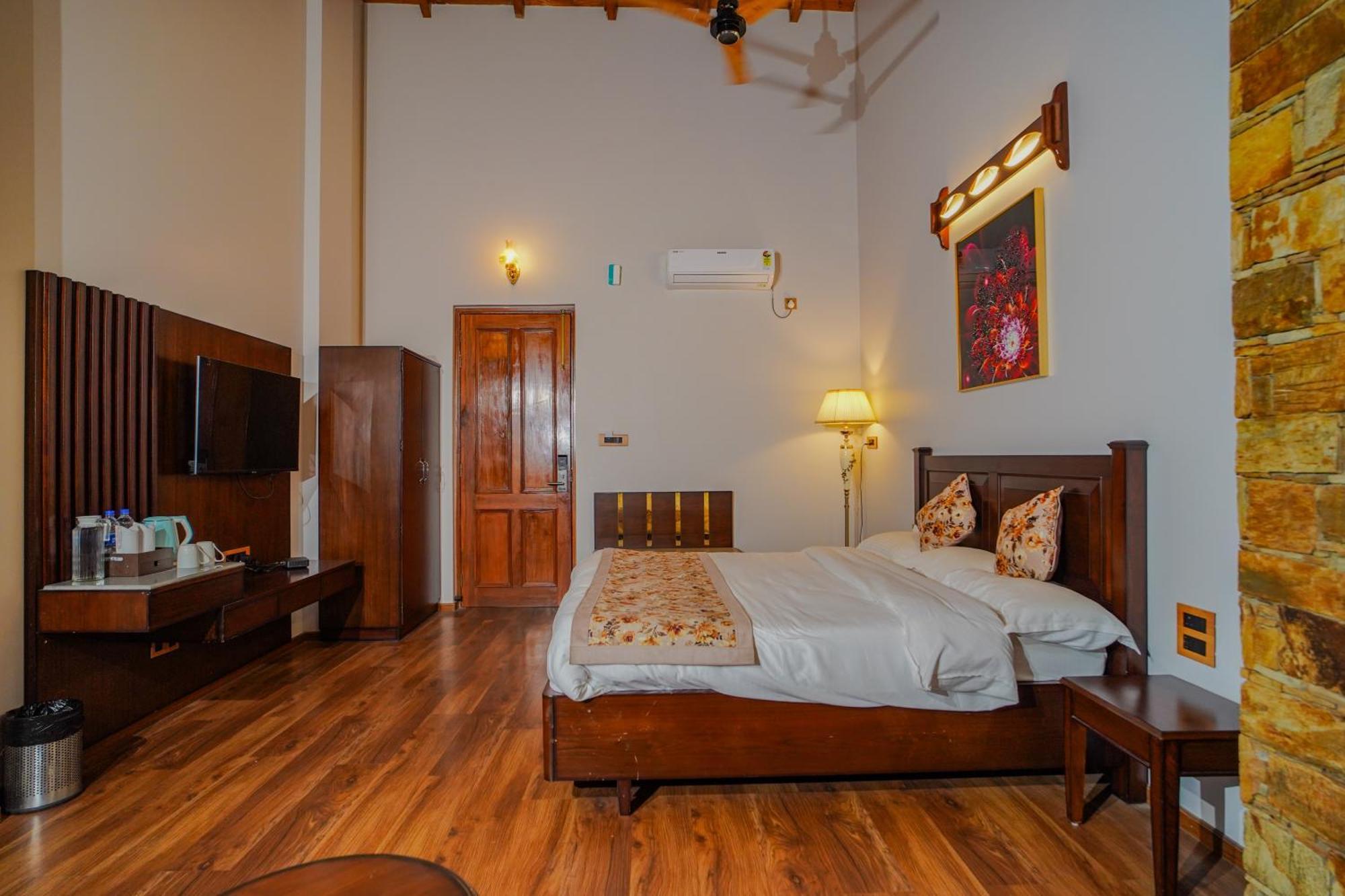Bhīm Tāl Neelesh Inn- A Luxury Lake View Hotel- 20 Kms From Nainital מראה חיצוני תמונה