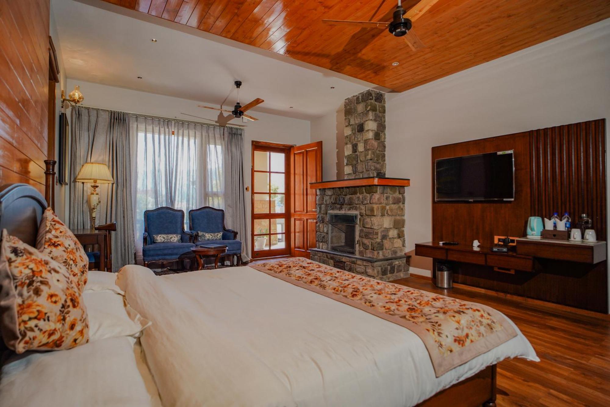 Bhīm Tāl Neelesh Inn- A Luxury Lake View Hotel- 20 Kms From Nainital מראה חיצוני תמונה